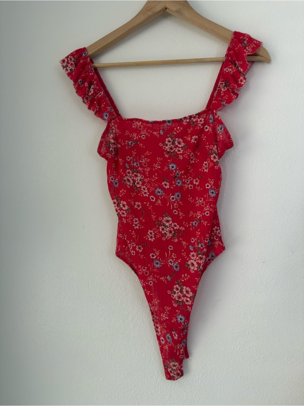 Socialite Red Floral Flutter Sleeves Ribbed Bodysuit Size Small Botanical Boho